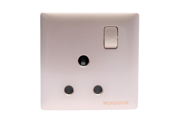 Windsor Innova Gold 15A 1 Gang Switched Round-Pin Socket - 91429CH